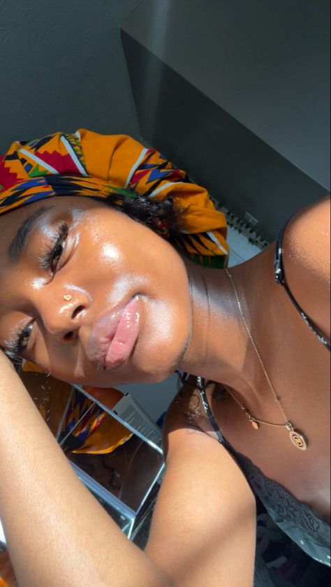 Clearskin Aesthetic Girl, How To Clean Your Skin, Glowing Skin Black Women, Black Clear Skin Aesthetic, Clear Black Skin, Natural Beauty Black Women, Glass Skin Black Women, Skincare Black Women, Clear Skin Black Women