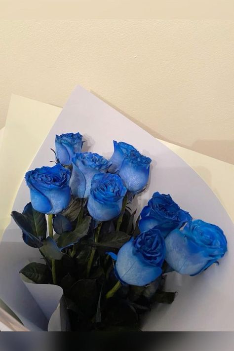 Lily M, Roses Bouquet Gift, Blue Roses Wallpaper, Luxury Flower Bouquets, Flowers Pretty, Boquette Flowers, Flower Gift Ideas, Rosé Aesthetic, Flowers Bouquet Gift