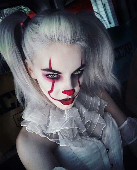 pennywise Scary Clown Halloween Costume, Halloween Costumes Women Scary, Fete Emo, Cute Clown Makeup, Halloween Makeup Clown, Halloween Make-up Looks, Halloweenský Makeup, Clown Halloween Costumes, Evil Clown