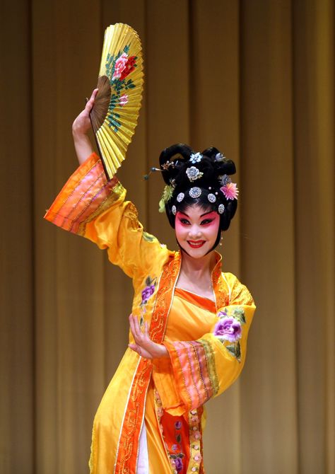 Tradition Chinese Fan Dance The fan is an integral part of Chinese tradition. Used in all levels of society, the fan has found a permanent place in Chinese dance. These performers are particularly versatile in their mastery of Chinese fan dancing. Fan Dancing Pose, Traditional Chinese Dance Outfit, Fan Dance Pose, Chinese Dance Pose, Fan Pose Reference, Japanese Fan Dance, Chinese Fan Dance, Fan Poses, Chinese Dancer