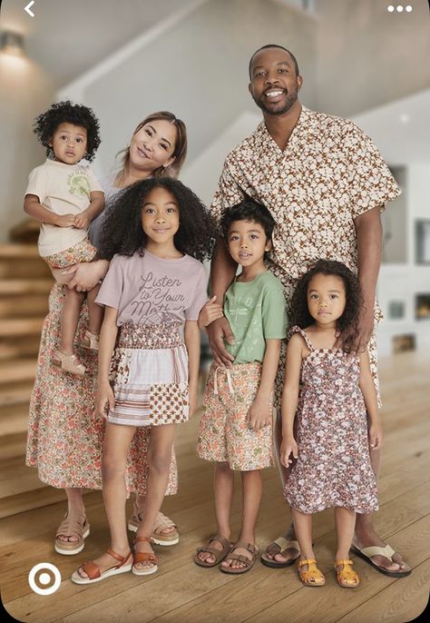 Summer Family Outfits, Spring Family Photos, Daughter Fashion, Mixed Families, Interracial Family, Mother Daughter Fashion, Interacial Couples, Outfits Matching, Millennial Mom