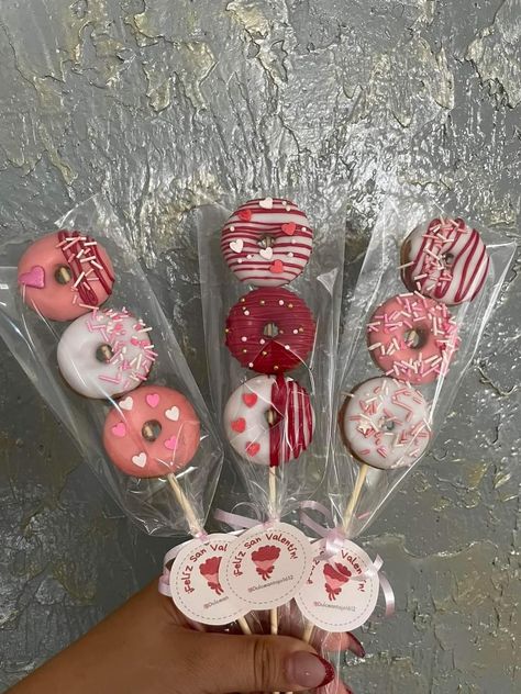 Small Donuts Ideas, Mini Negocios Ideas, Donuts On A Stick, Mini Donuts Ideas, Mini Donut Recipes, Donut Decorating Ideas, Mini Donuts Maker, Bake Sale Packaging, Amazing Food Platters