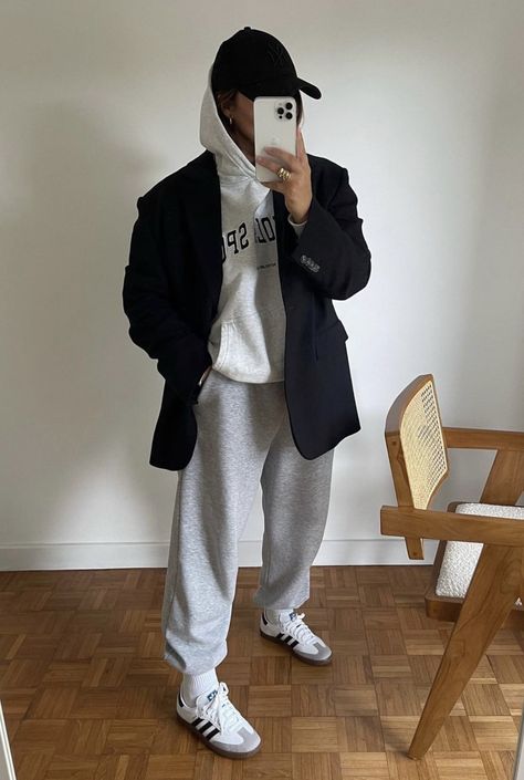 Sweatpants Outfit Aesthetic, Chic Sweatpants Outfit, Cozy Sweatpants Outfits, Cool Sweatpants, Sweatpants Outfit Ideas, Sweatpants Outfits, Cozy Sweatpants, Winter Pants Outfit, Baggy Sweatpants