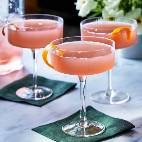 cosmopolitan cocktail recipe Drinks With Champagne, Christmas Margarita Recipe, White Christmas Margarita, Bay Breeze Cocktail, Christmas Margarita, Sparkling Margarita, Cosmopolitan Cocktail Recipes, Coconut Tequila, Cosmopolitan Drink