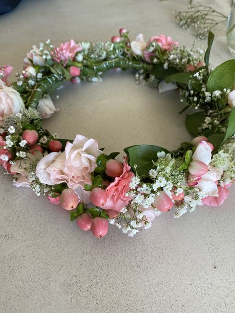 Pastel Flower Crown, Flower Crowns Aesthetics, Spring Flower Crown, How To Make Flower Crown, Aesthetic Flower Crown, Midsummer Flower Crown, Flower Crown Aesthetic, Midsommar Party, Graduation Leis Diy Ribbons