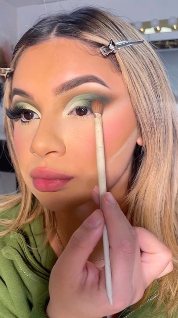 Laura 💕DLCR 💕 Green Cut Crease Eyeshadow, Holiday Lashes, Green Cut Crease, Green Eyeshadow Look, Crease Eyeshadow, Gold Eyeshadow Palette, Cut Crease Eyeshadow, Hd Makeup, Gold Eyeshadow