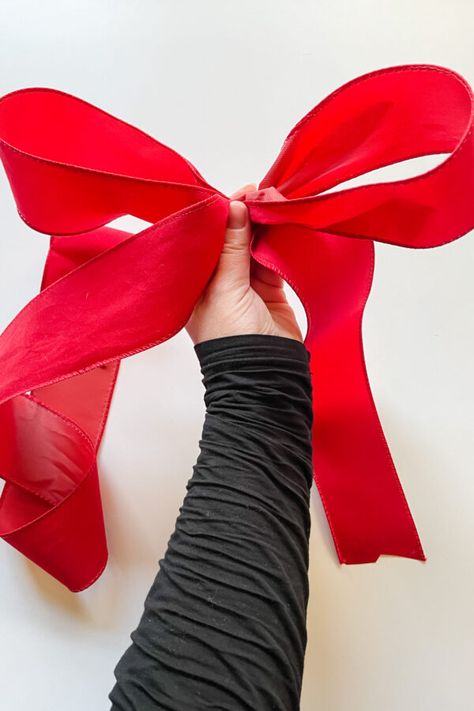 How to Make a Bow Tree Topper - flowerswithemily.com Red Bow Tree Topper, Easy Tree Topper Ideas, Christmas Tree Bow Topper Diy Easy Video, Tree Toppers Christmas Diy, Tree Top Bow, Bow Tree Topper, Diy Tree Topper, Bow Tree, Christmas Bows Diy