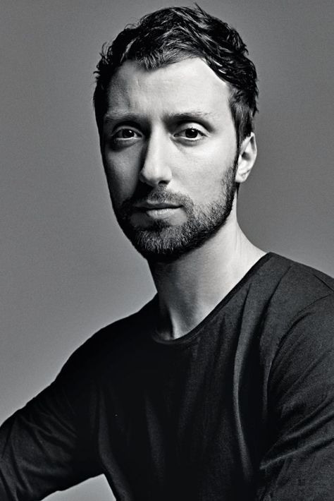 Anthony Vaccarello is the new Creative Director of Yves Saint Laurent | News | The FMD #lovefmd Fearless Photography, Power Moves, Versus Versace, Hedi Slimane, Fashion And Beauty Tips, Anthony Vaccarello, Life Blogs, Fashion Books, Fashion Pictures