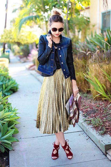 denim-jacket-and-metallic-skirt via Gold Skirt Outfit, Gold Pleated Skirt, Modern Skirt, Giovanna Battaglia, Oversize Pullover, Gold Skirt, Anna Dello Russo, Metallic Skirt, Mode Casual