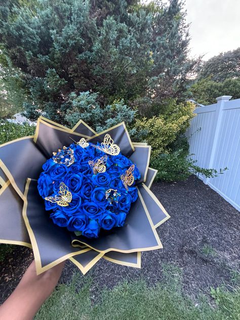 50 Rose bouquet. -AFTER PLACING YOUR ORDER PLEASE MESSAGE ME THE COLORS YOU WOULD LIKE !!- Royal Blue Roses Bouquet, Blue Flowers Bouquet Gift, Glittery Rose Bouquet, Blue Glitter Roses Bouquet, Bouquet Royal Blue, Ms Krazie, Quinceanera Flowers, Crochet Blue Roses Bouquet, Quinceanera Bouquet