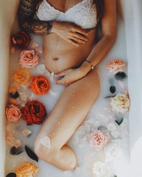 Diy Maternity Photos, Cute Pregnancy Photos, Milk Bath Photos, Baby Bump Photoshoot, Maternity Photography Poses Outdoors, Color Roses, Milk Bath Maternity, Baby Bump Pictures, Milk Bath Photography