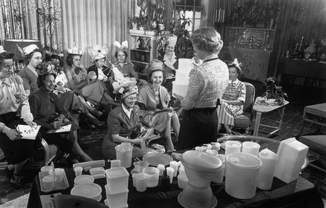 A Tupperware party of the 1950s.  Founded by plastics engineer, Earl Tupper, the company languished until Tupper hired Norman Squires who had developed & brought the "party plan" sales technique to Tupperware.  Embraced by super-salesperson Brownie Wise, the company suddenly took off and became a "rage" during the 1950s.  Tupperware had grabbed onto key sales ideas which continue to flourish today in social media and multi-level marketing. Marilyn Monroe And James Dean, Tupperware Party Ideas, Atomic Art, Tupperware Party, Tupperware Products, Tupperware Recipes, Kitchen Notes, Behavioral Economics, American Bandstand