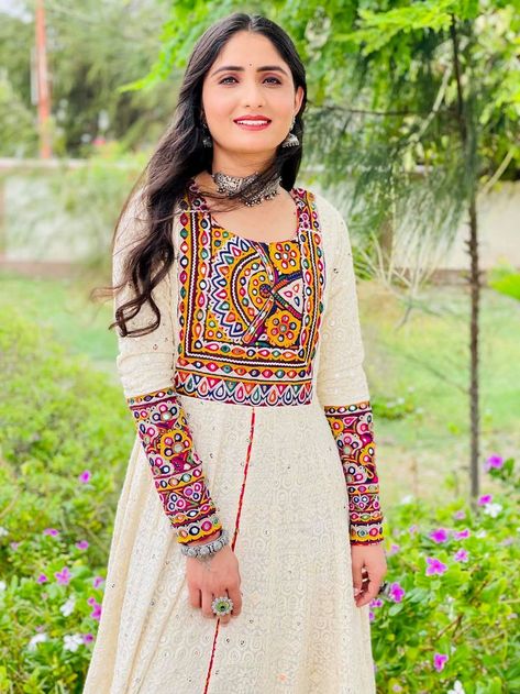 Stylish Kurtis Design, Navratri Dress, New Kurti Designs, Anarkali Dress Pattern, Simple Kurta Designs, Simple Kurti Designs, Kurti Designs Latest, Kurta Neck Design, Long Dress Design