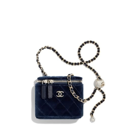 Chanel Box Bag, Travelling Accessories, Tas Lv, Blue Chanel, Fit Pics, Navy Chanel, Tiny Bag, Small Vanity, Mode Chanel