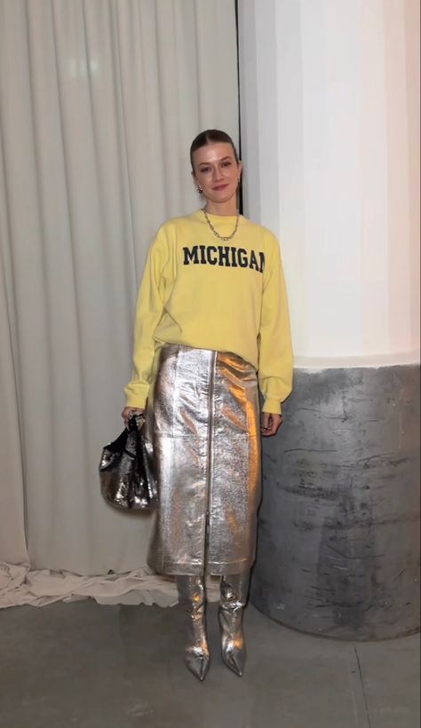 Metallic Skirt Street Style, Silver Boots Street Style, Silver Skirt Styling, Trendy Looks 2023, Street Wear 2023 Woman, How To Style Metallic Boots, Metallic Skirt Outfit Ideas, Edgy Fashion 2023, Street Chic 2023