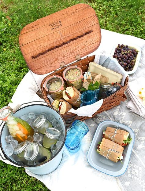 Romantic Picnic Food, Picnic Styling, Picnic Date Food, Picnic Inspiration, Picnic Essentials, Picnic Style, Date Recipes, Romantic Picnics, Simple Sandwiches