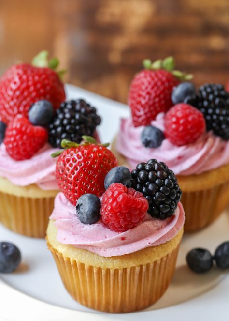 Vanilla Cupcakes with a delicious homemade berry buttercream frosting made with strawberries, blueberries, raspberries and blackberries. Mini Cheesecake Tarts, Berry Buttercream, Muffins Lemon, Holiday Cheesecake, Fruit Muffins, Fruity Recipes, Patisserie Fine, Biscuits Graham, Cheesecake Tarts