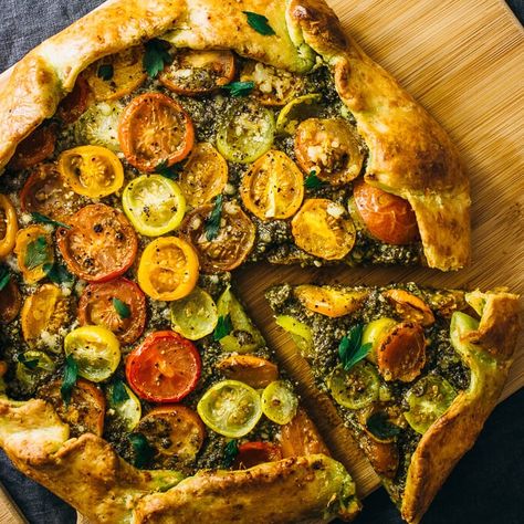 Make this easy savory galette with pesto, heirloom tomatoes, and a flaky crispy parmesan crust. Includes simple instructions for galette dough. Christmas Galette Recipe, Savoury Galette, Galette Dough, Savory Galette, Galette Recipe, Parmesan Crusted, Heirloom Tomatoes, I Want To Eat, Pesto