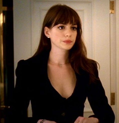 Anne Hathaway in The Devil Wears Prada | BANG! | Pinterest | El diablo, Cabello y Peinados Anne Hathaway Bangs, Prada Leather Jacket, Anne Hathaway Hair, Devil Wears Prada, Prada Leather, Anne Hathaway, 가을 패션, Mode Inspiration, Hair Goals