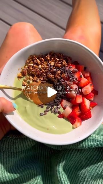 Healthier 🍓🥑 on Instagram: "Matcha yogurt bowl 🍓🍵🌞
Because sometimes you need breakfast and a caffeine boost
This yogurt bowl is colorful, fun, and adds a little extra pep to the morning
Greek yogurt 
Protein powder 
Matcha 
Toppings: 
Strawberry 
Granola 
Cacao nibs 
Almond butter 
#yogurtbowl #matcha #matchalover #highproteinbreakfast #healthy #healthyideas #saludable #healthylifestyle #healthyfood #fit #inspo #ideas #aesthetic #recetashealthy#easyrecipes #easybreakfast #springrecipes #healthybreakfast matchabowl #matchayogurt #matchayogurtbowl #yogurtbowl #greekyogurt" Greek Yogurt Protein Powder, Yogurt Protein Powder, Matcha Yogurt, Yogurt Protein, Strawberry Granola, Yogurt Bowl, High Protein Breakfast, Cacao Nibs, Spring Recipes