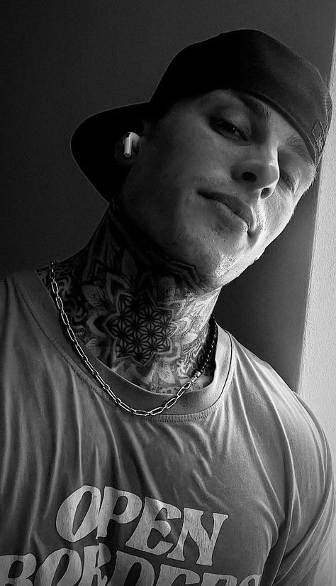 Tattoo Artist Aesthetic Men, Tatted Man Aesthetic, Fully Tattooed Man, Liv Moore, Tatted Men, Don't Fear The Reaper, Artist Aesthetic, Tumblr Boys, Neck Tattoo