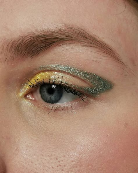 Cute Baddie Makeup, Liner For Hooded Eyes, September Goals, Eyeshadow For Hooded Eyes, Yellow Makeup, Magical Makeup, Rave Makeup, Circus Costume, Nail Makeup