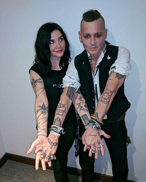 Omg wait this is such a cute way to take a photo Johnny Depp Tattoos, John Depp, The Hollywood Vampires, جوني ديب, Johnny Depp Style, Johnny Depp Fans, Young Johnny Depp, Johnny Depp Pictures, Johnny D