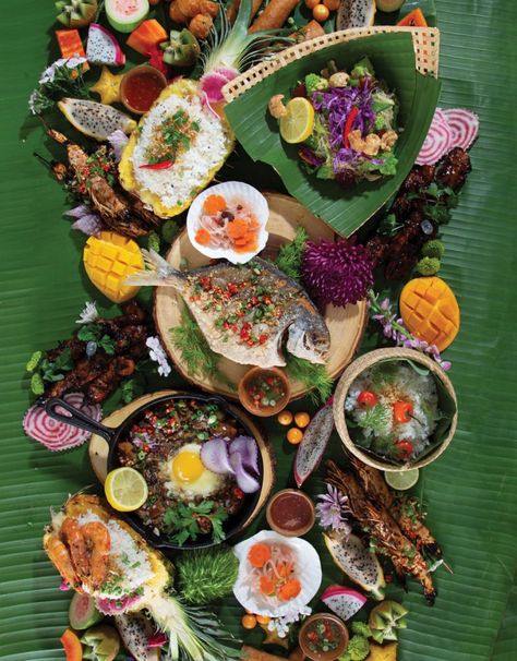 Filipino Feast Table, Kamayan Feast Ideas, Filipino Food Wedding, Kamayan Food Ideas, Filipino Table Setting Ideas, Pinoy Food Filipino Dishes Party, Filipino Food Party Table, Fiesta Table Setting, Asian Dinner Party