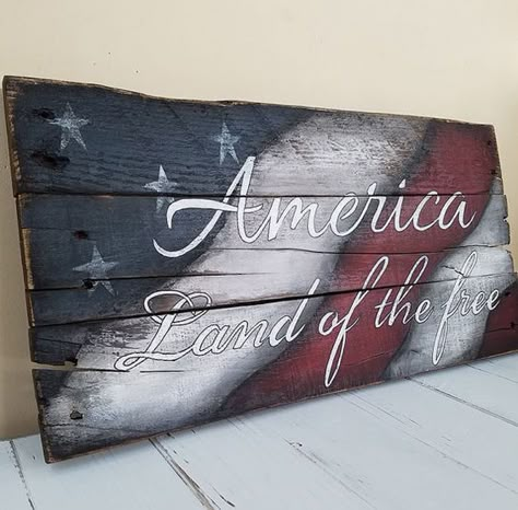 Patriotic Paintings, Pallet Signs Rustic, Flag Painting, Wood Flag, Pallet Creations, Patriotic Crafts, Patriotic Stars, Pallet Crafts, Diy Holz