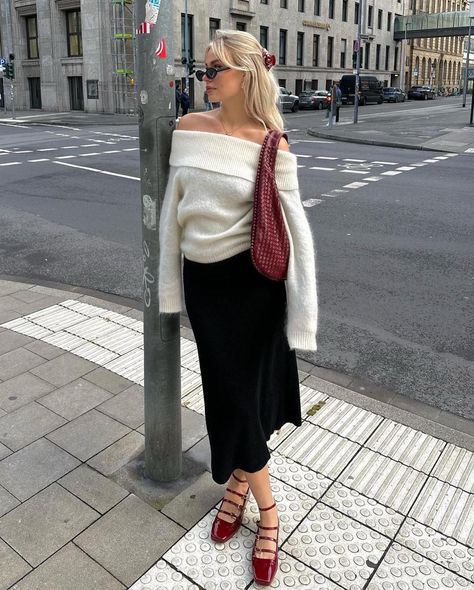 17 Classy Mary Jane Shoes Outfit Ideas For A Timeless Look - The Wandering Girl Mary Jane Flats Outfit, Outfits With Mary Janes, Mary Jane Outfit, Mary Janes Outfit, Red Shoes Outfit, Mary Jane Shoes Outfit, Shoulder Tops Outfit, Ballet Flats Outfit, Mode Zara