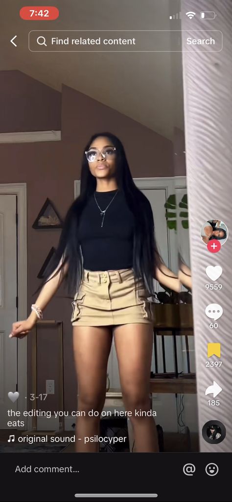 Khaki Mini Skirt Outfit Black Women, Outfits With Khaki Skirt, Khaki Skirt Outfits Black Women, Khaki Mini Skirt Outfit, Skirt Outfits Baddie, Senior Year First Day, Khaki Skirt Outfit, Khaki Skirt Outfits, Khaki Mini Skirt