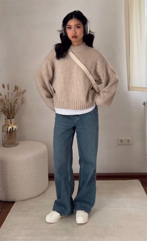 Winter Outfits Light Jeans, Outfits For Curly Hair Casual, Minimal Winter Outfit Casual, Winter Outfit Sweater, Comfy Work Outfit Fall, Feminine Winter Outfits Classy, Cute Sweater Outfits Aesthetic, Outfit Jean Large, Vneck Sweater Outfit Woman