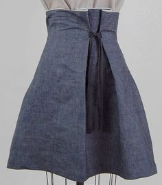 I've been looking for an adjustable, chic, and unobtrusive fastening method to allow for fitted yet flexible shaping on skirts and dresses. Thanks! Denim Tie, Mode Tips, Diy Vetement, Tie Skirt, Sewing Skirts, Mode Inspiration, Sewing Clothes, Sewing Inspiration, Sewing Tutorials