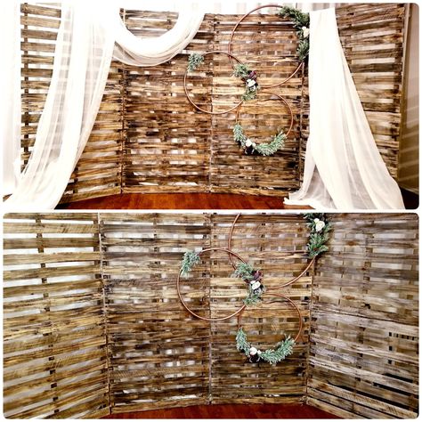 Burlap Backdrop Wedding, Cheap Diy Photo Backdrop, Covering Walls With Fabric, Diy Pallet Backdrop, Pallet Backdrop Wedding, Pallet Backdrops, Rustic Photo Backdrop, Diy Backdrop Ideas On A Budget, Burlap Backdrop