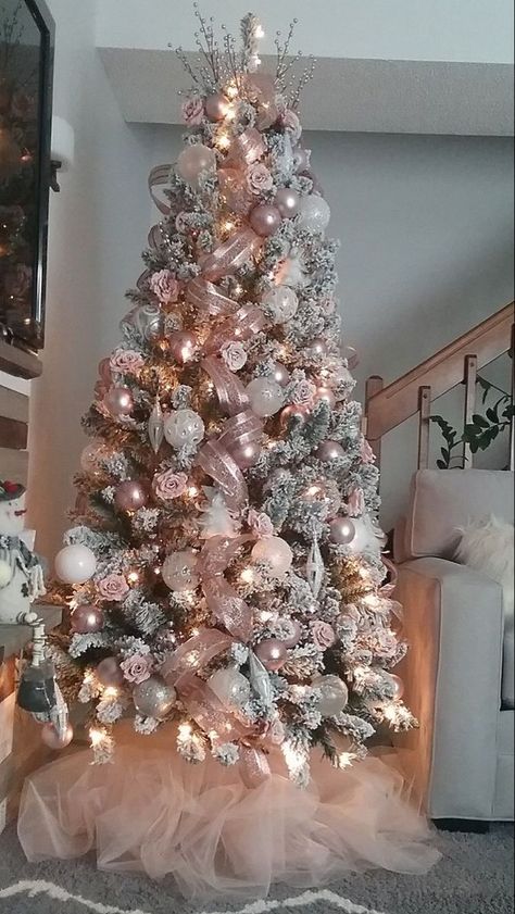 Rose Pink Christmas Tree, Glitter Christmas Decor, Pink Christmas Decorations Tree, Rose Gold Xmas Tree, Rose Gold Christmas Tree Ideas Themed, Mauve Christmas Tree, Christmas Tree Pink Decorations, Christmas Tree Ideas Pink, Pink Themed Christmas Tree