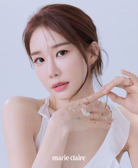 Yoo In Na Fashion, Yoo Inna, Yoo In Na, Clear Skin Face, Marie Claire Magazine, Chinese Hairstyle, Random Image, Korean Actresses, Korean Actress