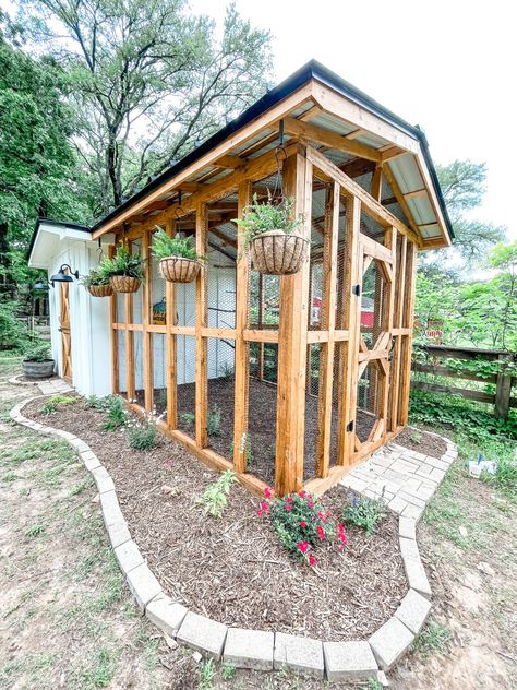 Reban Ayam, Cute Chicken Coops, Chicken Coop Garden, Backyard Chicken Coop Plans, Backyard Chicken Farming, Chicken Coop Designs, Chicken Garden, Backyard Greenhouse, Garden Wallpaper