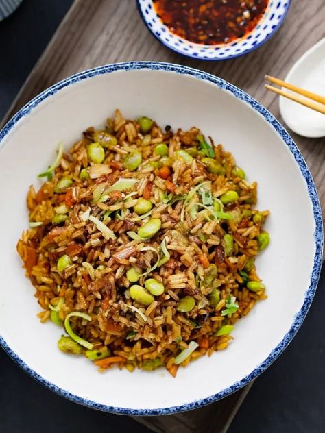 Mixed mushrooms and edamame fried rice | K33 Kitchen - Delicious plant-based vegan recipes Mushroom Fried Rice, Edamame Recipes, Homemade Chilli, Making Fried Rice, Chinese Takeaway, Vegan Recipes Videos, Vegan Lunch Recipes, Vegan Banana Bread, Chickpea Curry