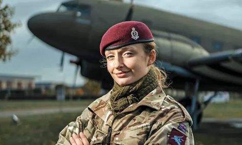 British Army Regiments, Force Pictures, Female Army Soldier, Airborne Forces, Parachute Regiment, Medical Technician, Armistice Day, British Armed Forces, Army Women