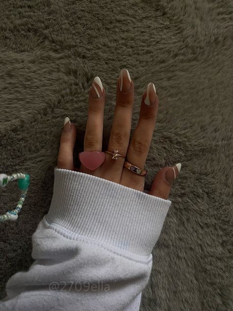 pinterest aesthetic white almond swirly trendy nails , french nails 2021 fall autumn cute inspo Swirly Nail Designs Short, Swirly Acrylic Nails, Short Nail Designs White, Swirly Nail Designs, Bridal Jewelry Indian, Holiday Acrylic Nails, Swirl Nails, Boho Bridal Jewelry, Prom 2022