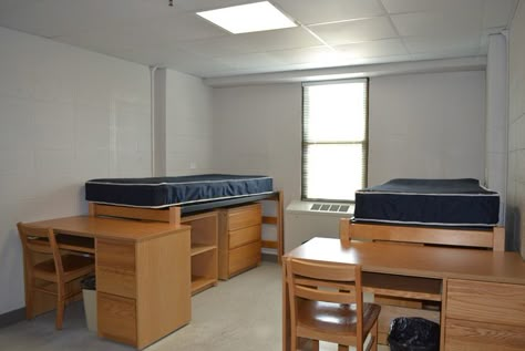 If you are preparing to head to college or are planning to send one of your kids off to begin life in a dorm, here are some important organizing tips that will help you to maximize the VERY limited space that you will find when you arrive on move-in day!  With a little planning and some strate Dorm Room Organization Storage, Dorm Room Essentials List, Dorm Room Organization Diy, Dorm Room Necessities, Dorm Room Layouts, Boys Dorm Room, Room Pics, Closet Diy, Dorm Room Hacks