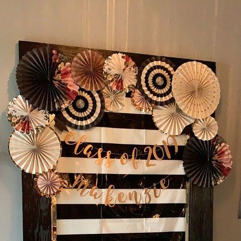 Paper Fans Decoration Backdrops, Event Backdrops, Photography Booth, Paper Fan Decorations, Party Fans, Simple Birthday Decorations, Paper Rosettes, Paper Fan, Photos Booth