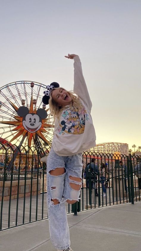 15 Disneyland Outfit Ideas for Moms: Stylish and Comfortable Tips | Disney Fall Outfits Disneyland September, Mommy And Me Disney Outfits, Mommy And Me Disney, Disneyland Ootd, Disney October, Outfit Aesthetic Ideas, Disneyland October, Disneyland Pics, Disneyland Outfit Ideas