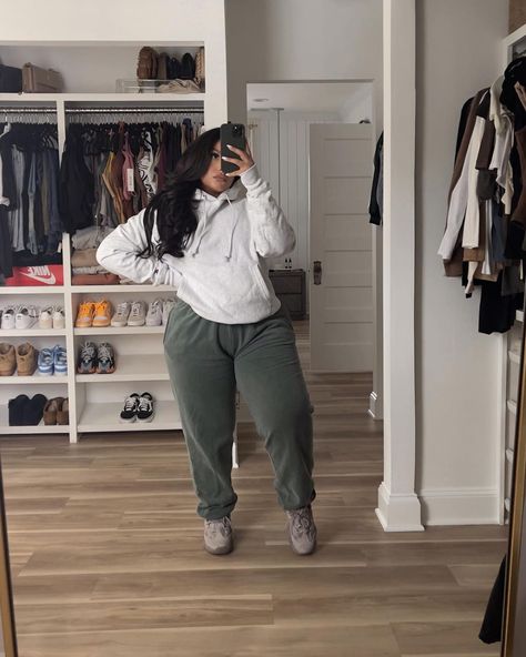 KRISTAL HEREDIA (@kristalheredia) • Instagram photos and videos Capri Pants, Plus Size, Instagram Photos, Photo And Video, Pants, Instagram, Trousers