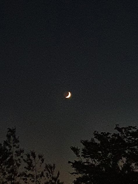 Half Moon Pictures Snapchat, Half Moon Snapchat, Fake Moon Snap, Half Moon Aesthetic Dark, Half Moon Pics, Half Moon Snapchat Story, Moon Pictures Snapchat, Moon Snapchat Story, Half Moon Snap