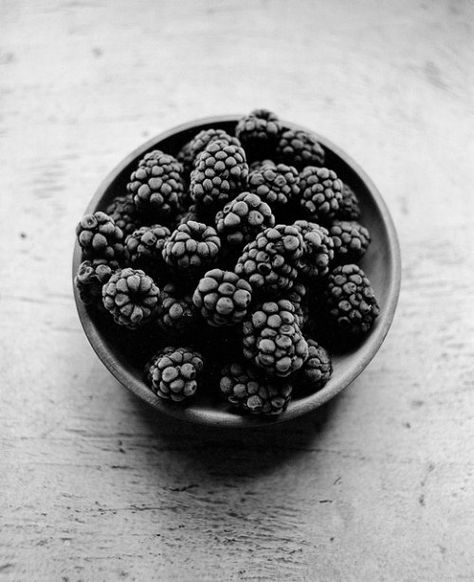 Black And White Food, Fresh Fruit Recipes, White Food, Black Food, Fruit Recipes, Beautiful Food, Fruits And Veggies, Food Styling, Food Photo