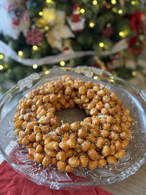 Struffoli (Neapolitan Fried Honey Balls) - Frannie Loves Food Italian Recipes Dessert, Cinnamon Almonds, Raw Almonds, Christmas Dinner, Holiday Baking, Christmas Treats, Christmas Desserts, Christmas Table, Christmas Baking