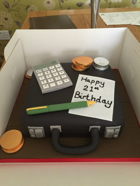 Briefcase accountancy cake Graduation Birthday Cake, Male Birthday Cake, Library Cake, Hair Styles For Work, Cake For Dad, Happy Fathers Day Pictures, Gym Cake, Cpa Accounting, Fathers Day Pictures