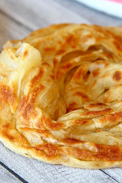 Roti canai How To Make Chapati Step By Step, Parata Roti, Thai Roti Recipe, Flaky Flatbread, Flaky Roti, Roti Canai Recipe, Lobster Biscuits, Roti Bread, Roti Canai