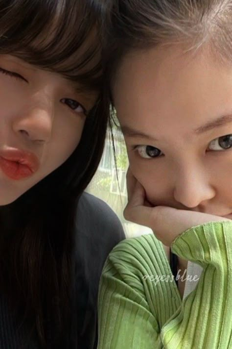 Jenlisa Edit Photo, Beatiful People, Liz Gillies, Lisa Rosé, Face Expressions, Real Couples, Black Pink Songs, Jennie Lisa, Dreamy Art